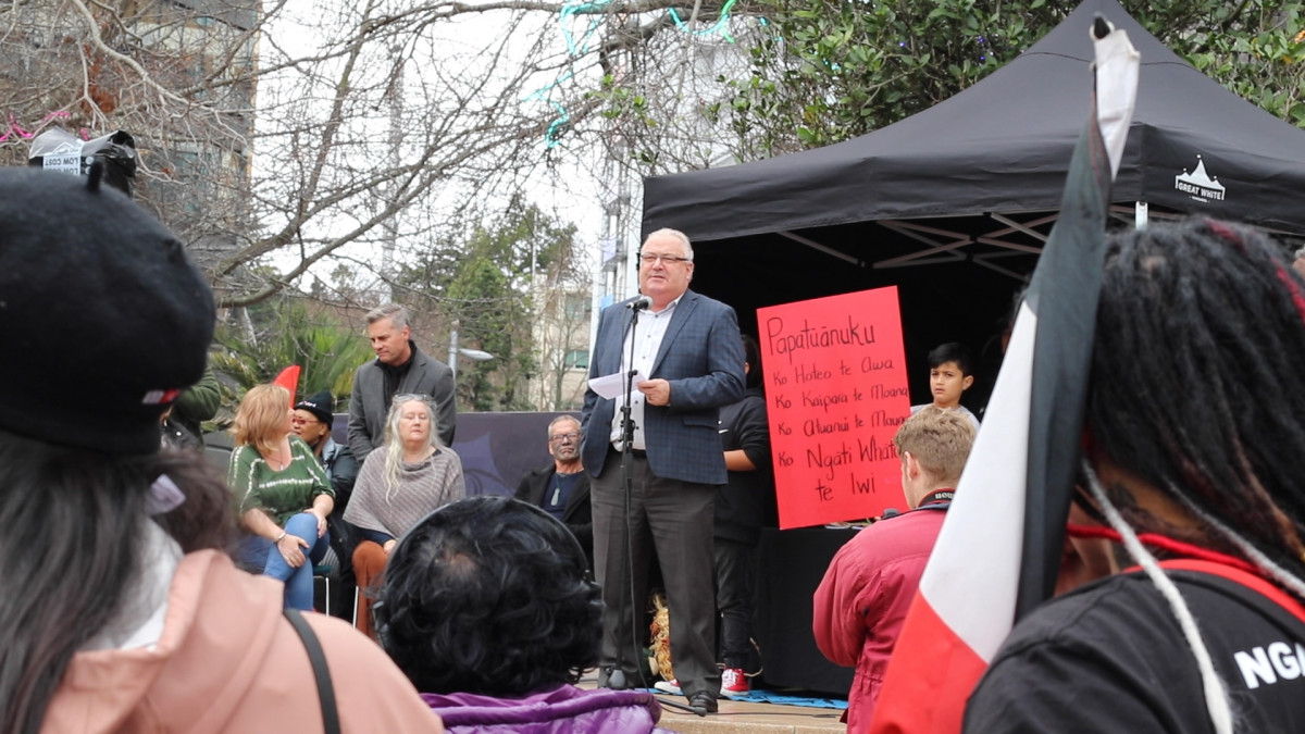 Auckland Deputy Mayor Bill Cashmore accepting petition